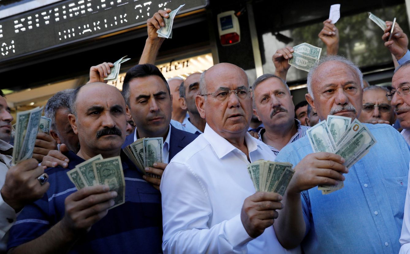 Comerciantes turcos hacen cola para cambiar dólares en una oficina de cambio en Ánkara, el 14 de agosto de 2018. (Reuters)