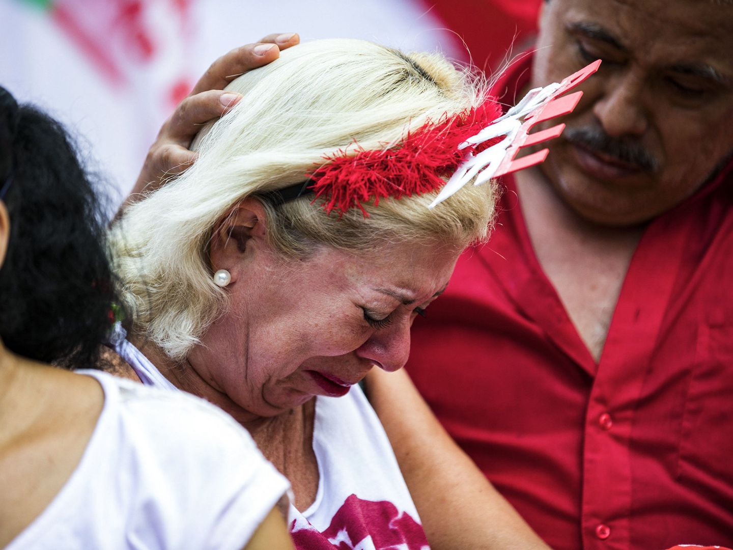 Una seguidora del expresidente brasileño llora durante una concentración. (EFE)