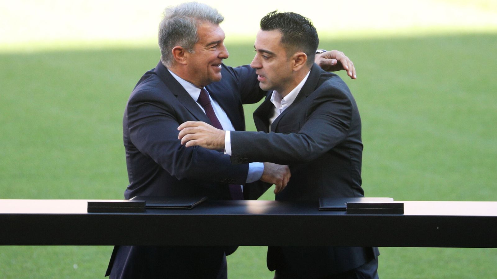Joan Laporta abraza a Xavi durante su presentación como nuevo técnico azulgrana. (Reuters/Albert Gea)
