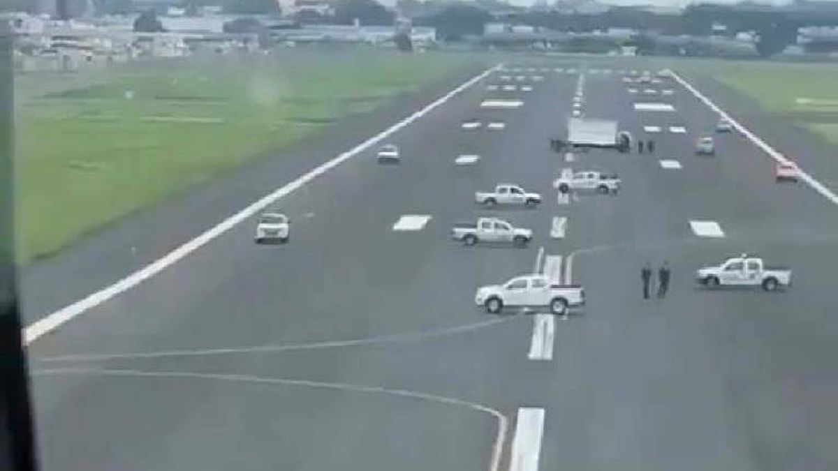 Una alcaldesa de Ecuador bloquea con camiones el aterrizaje de un avión de Madrid
