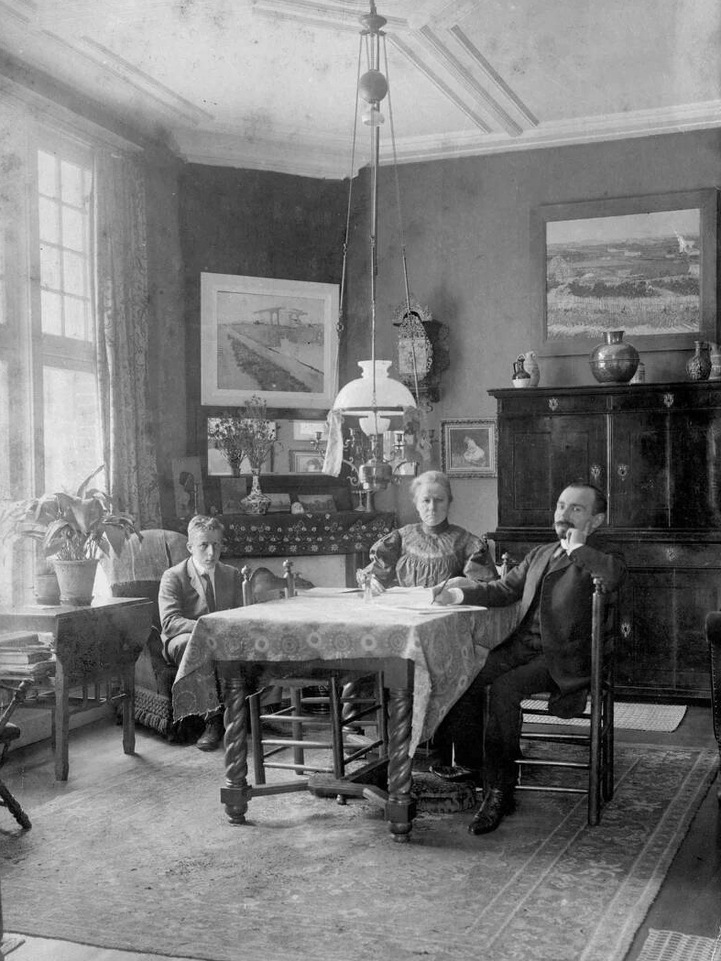 El sobrino de Vincent van Gogh, su cuñada y el segundo marido de ésta en el comedor de su casa de Ámsterdam. MUSEO VAN GOGH