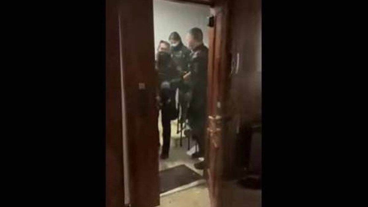 La Audiencia imputa de nuevo a los 5 policías por la patada puerta que avaló Marlaska