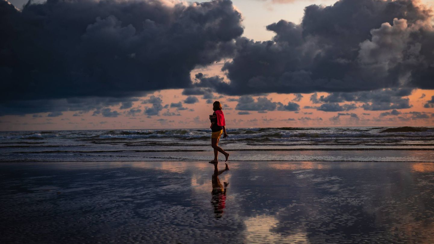 Caminando en la playa hace que pierdas más calorías que cuando lo haces sobre una superficie rígida. (Pexels/Tim Mossholder)