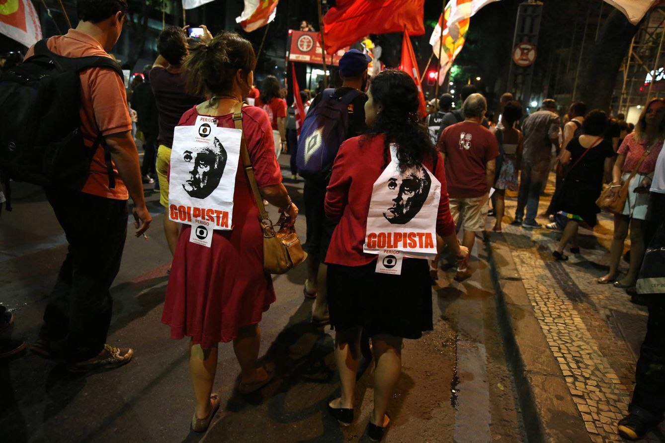 Foto: Simpatizantes de Dilma Rousseff, con el rostro de Temer en su espalda, durante una protesta en Río de Janeiro, el 29 de agosto de 2016 (Reuters).