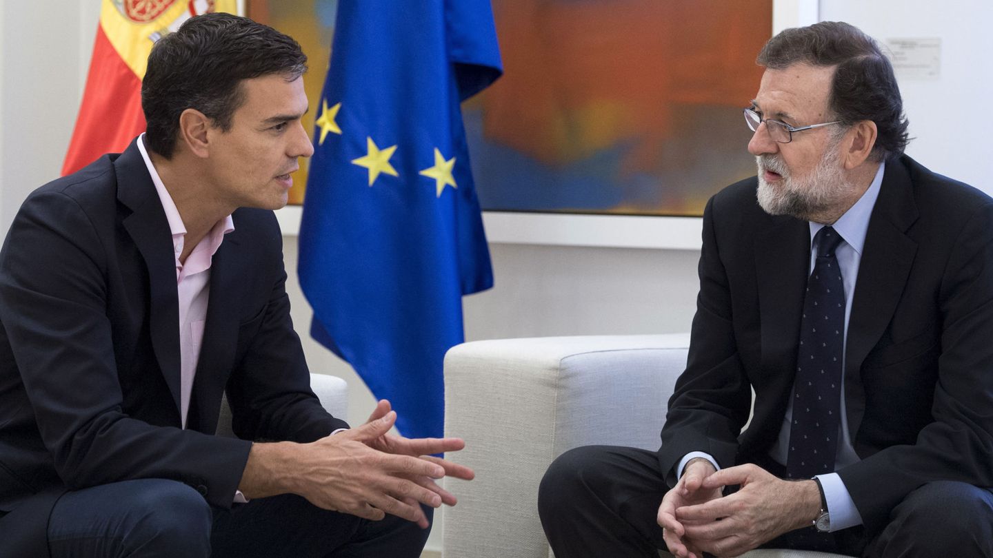 El presidente del Gobierno, Mariano Rajoy (d), recibe al líder del PSOE, Pedro Sánchez (i). (EFE)