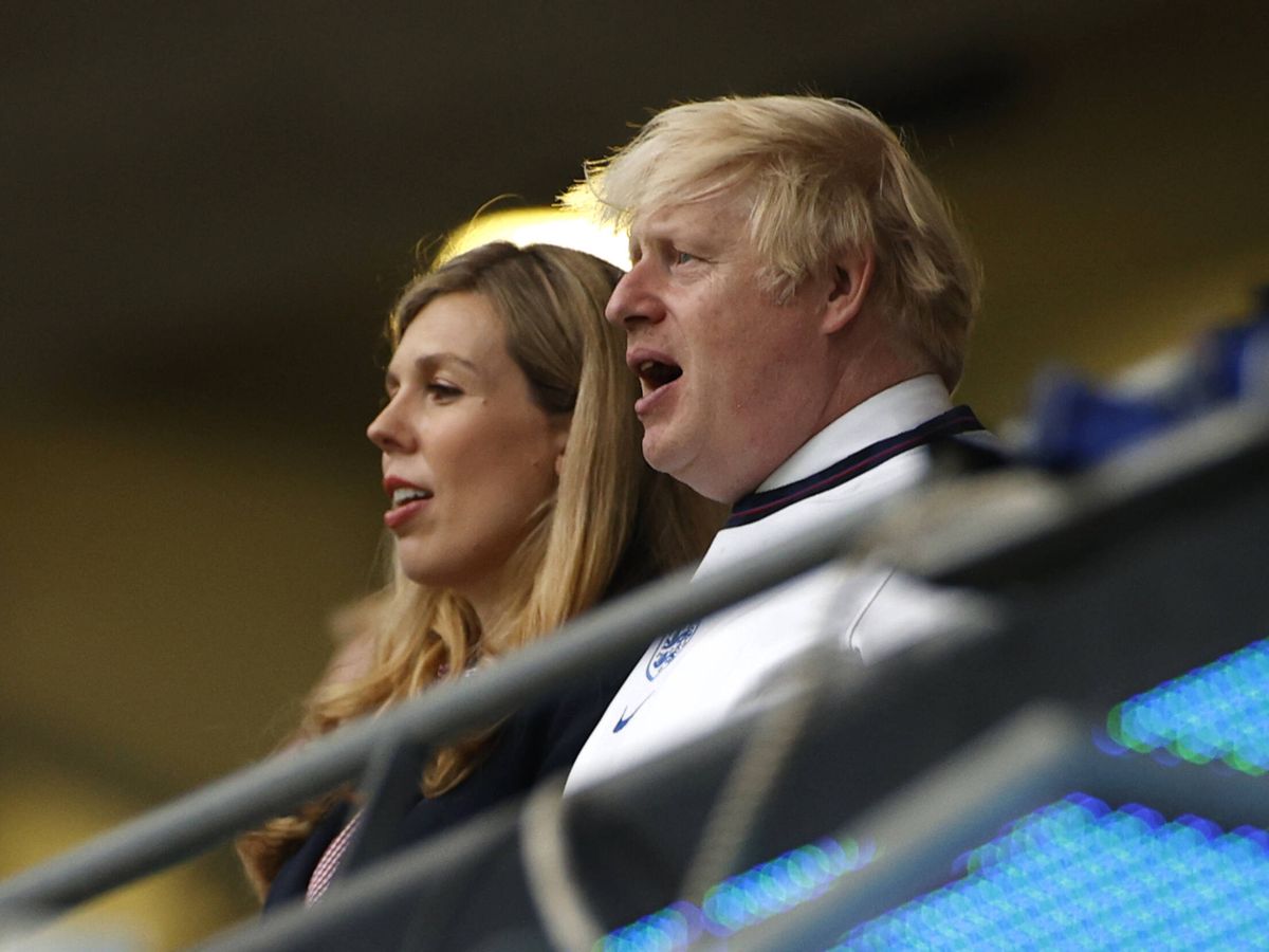 Foto: Boris Johnson canta el himno nacional durante un partido de la Eurocopa 2020. (Getty/John Sibley)