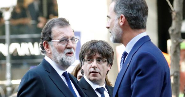 Foto: El presidente del Gobierno, Mariano Rajoy, junto a Carles Puigdemont y el Rey. (Reuters)