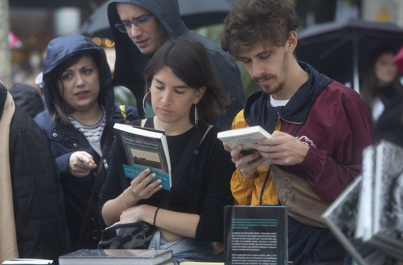 Varias personas compran libros durante la celebración de Sant Jordi en Barcelona el año pasado. (EFE)
