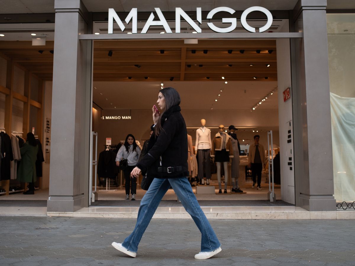 Foto: Entrada de la tienda de ropa Mango. (EP/David Zorrakino)