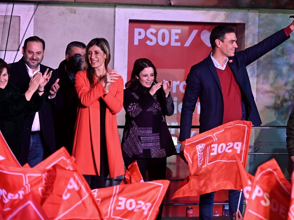 Foto: Ábalos, Gómez y Sánchez celebrando una victoria. (EFE)