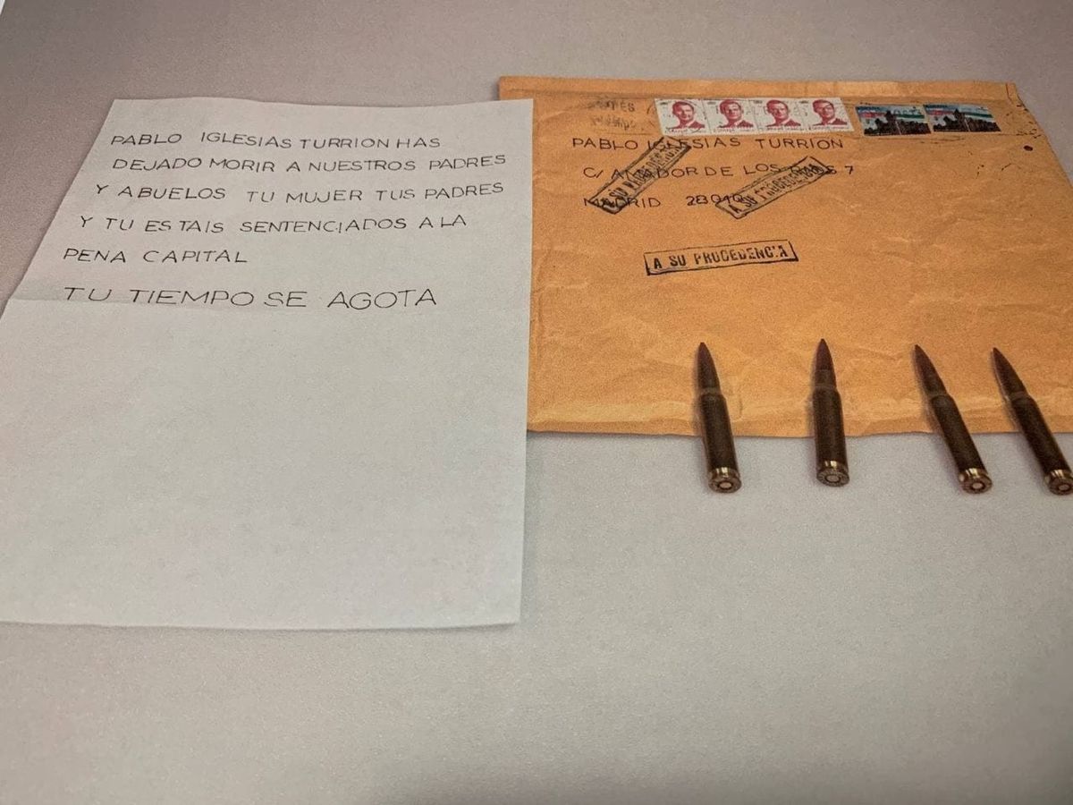 Foto: La carta recibida por Iglesias con cuatro proyectiles. (EFE) 