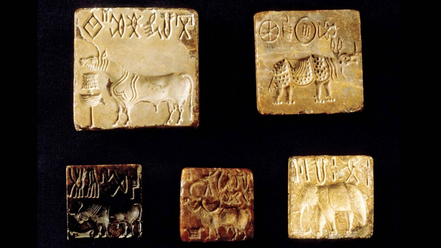 Sellos en uso durante la época de la civilización del Indo, en los que pueden observarse símbolos y motivos de animales. (Britannica)