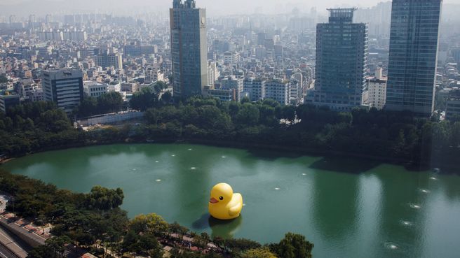 Foto de Un pato de goma inflable gigante en el lago Seokchon de Seúl (Corea del Sur)