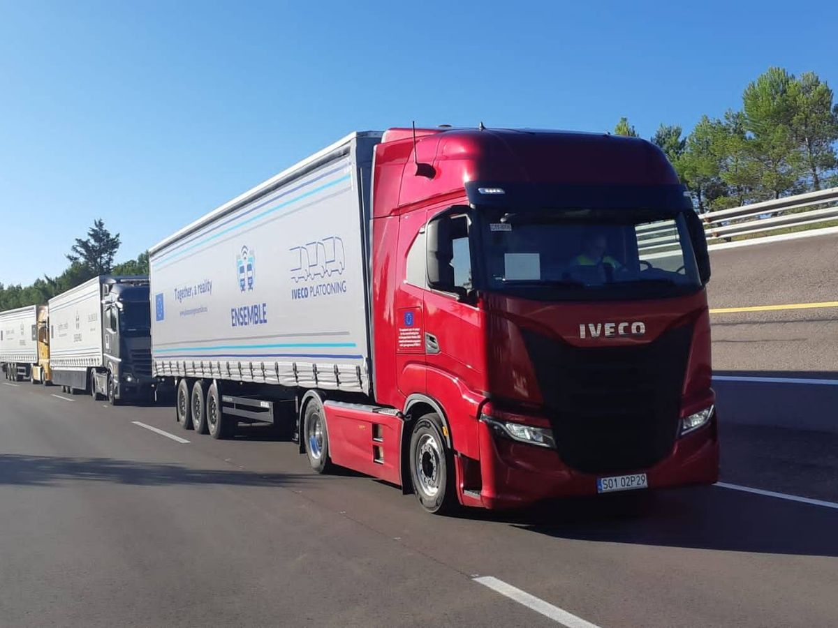 Foto: Circulación de camiones en modo 'platooning' del proyecto ENSEMBLE. (Iveco)