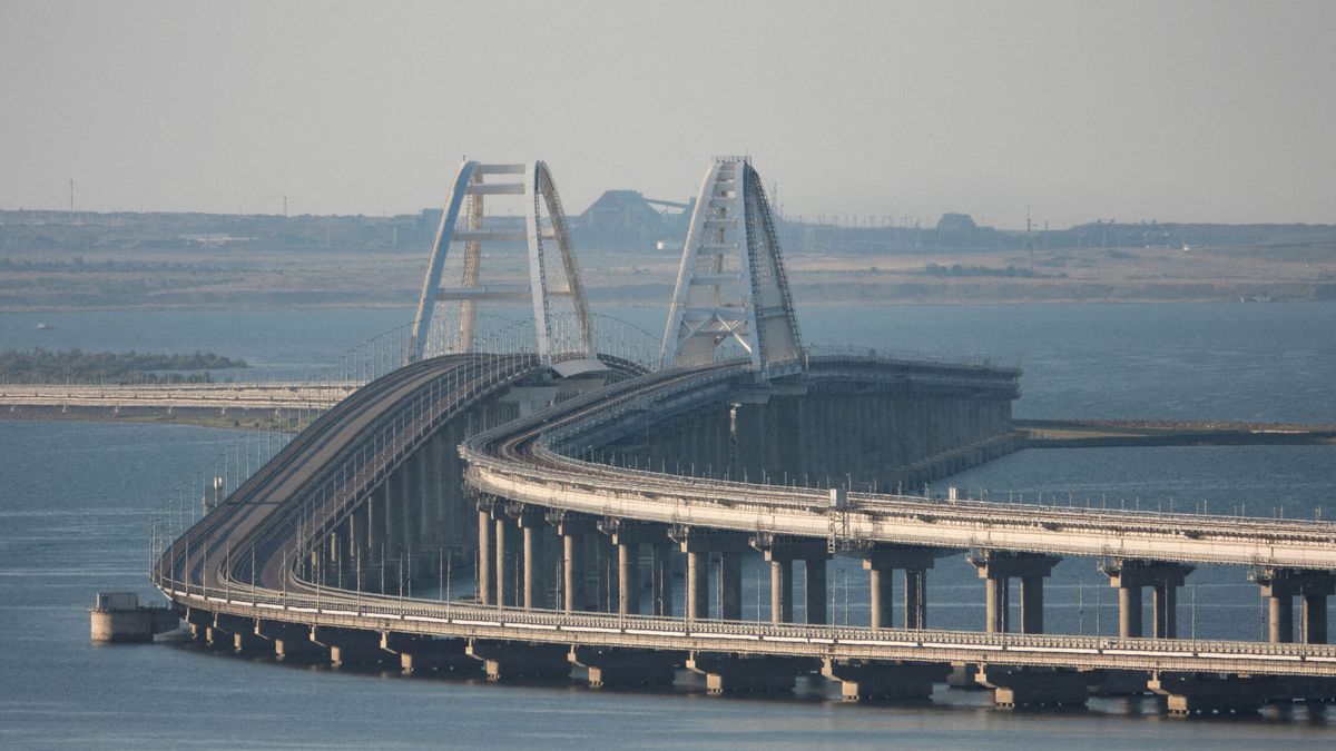 El puente de Kerch, que une a Rusia y Crimea, colapsa por un ataque con "drones marinos"