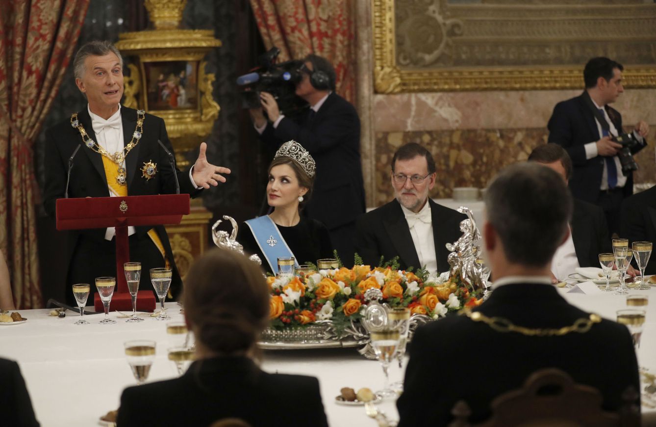 El presidente de Argentina, Mauricio Macri, junto a la Reina y Mariano Rajoy en el Palacio Real. (EFE)
