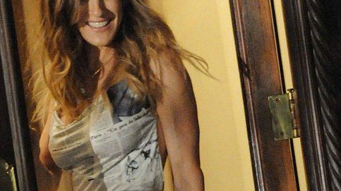 El mítico vestido periódico de Carrie Bradshaw, a subasta por más de 15.000 euros
