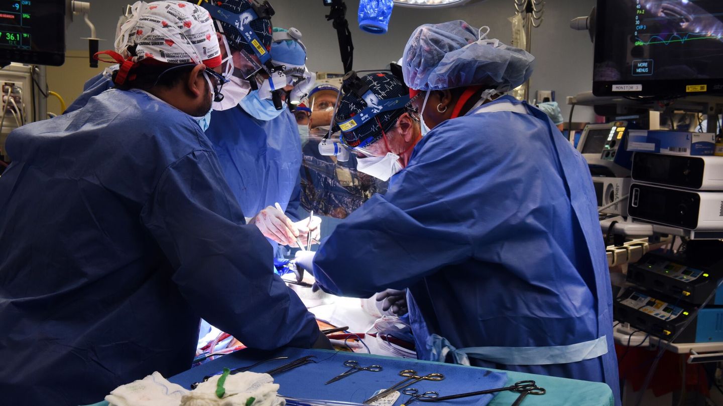 Los cirujanos de la Universidad de Maryland, durante el trasplante del corazón de cerdo.
