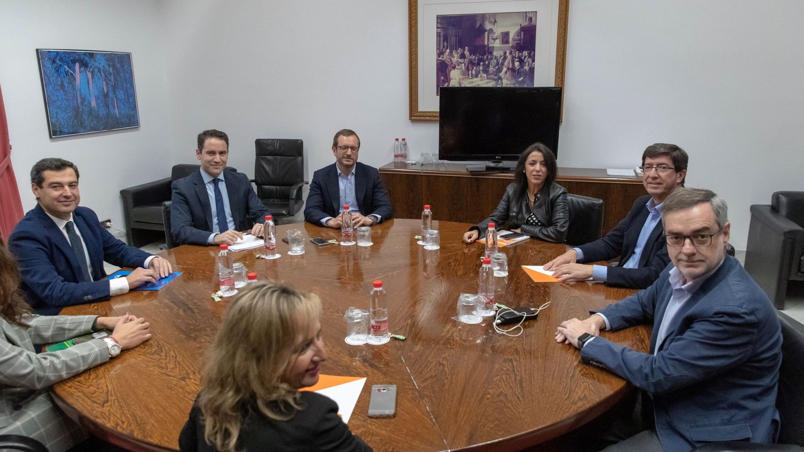 Foto: Los equipos negociadores de Partido Popular y Ciudadanos. (EFE)