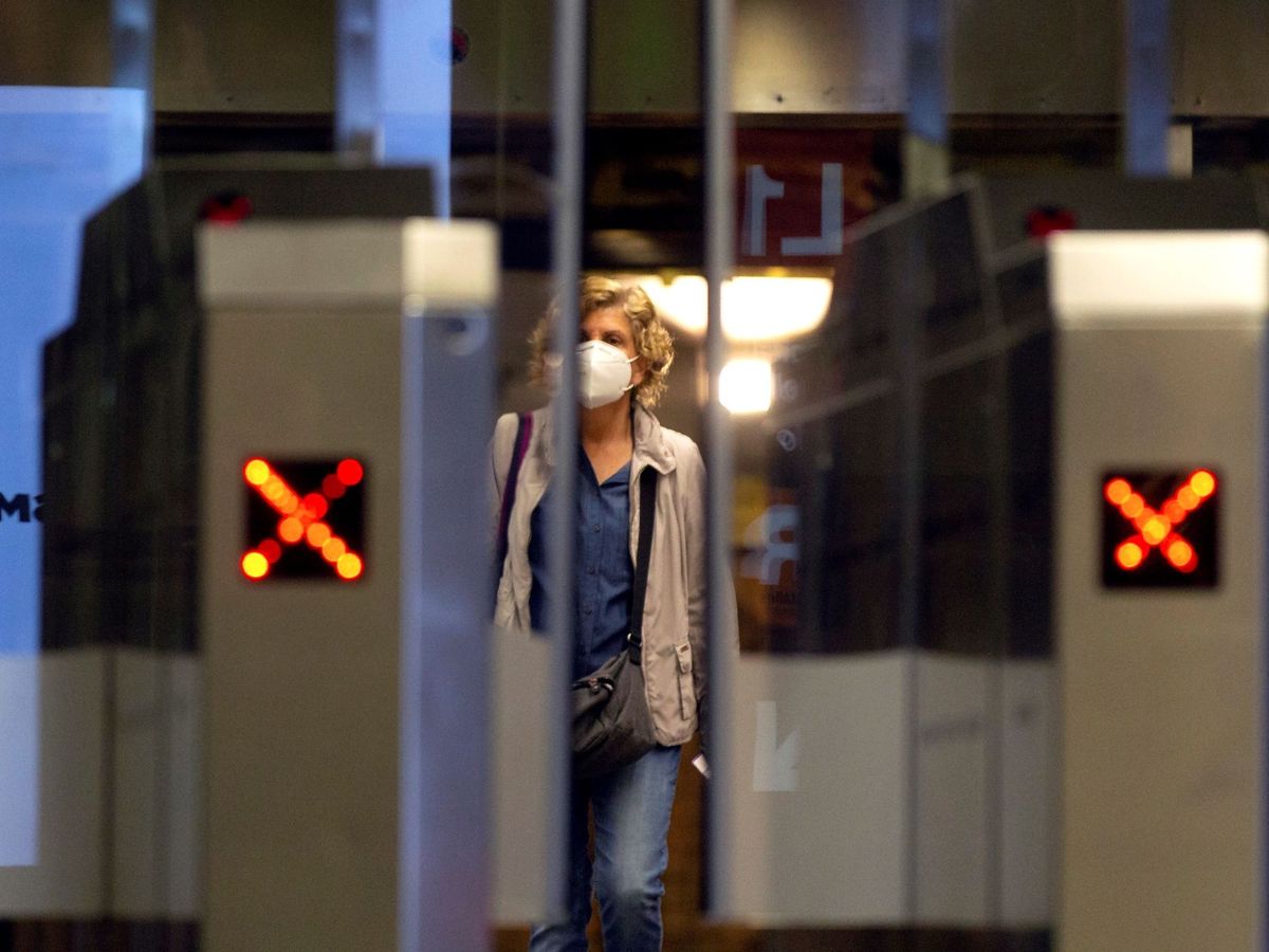 Foto: Usuarios del Metro de Barcelona. (EFE/Enric Fontcuberta)