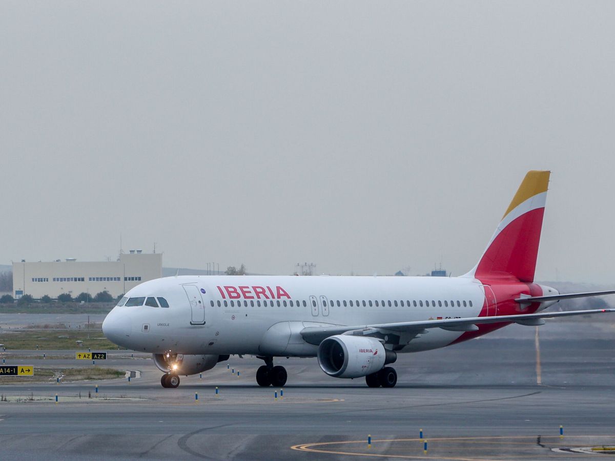 Foto: Un avión de Iberia en el aeropuerto de Barajas. (Europa Press/Ricardo Rubio)