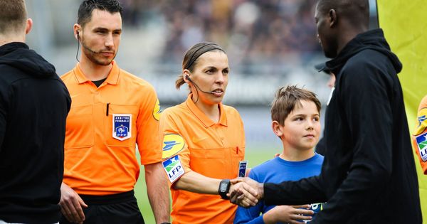 Foto: Stéphanie Frappart dirigiendo un partido de la liga francesa (Foto: UEFA)