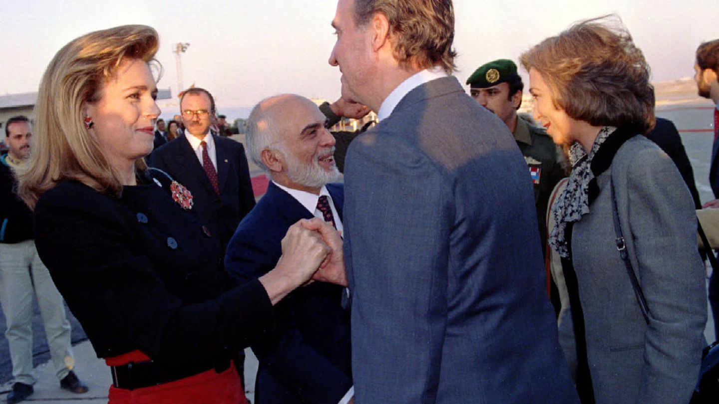 Los reyes Noor y Hussein saludan a Juan Carlos y Sofía de España. (Reuters)