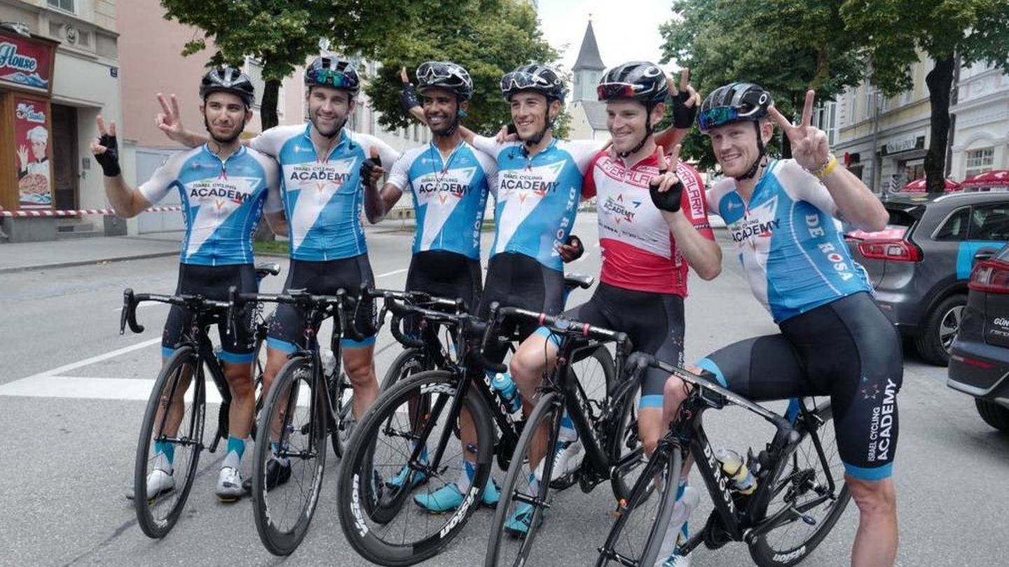 Andemeskel, con sus compañeros tras ganar la general del Tour de Austria. (yallaACADEMY)