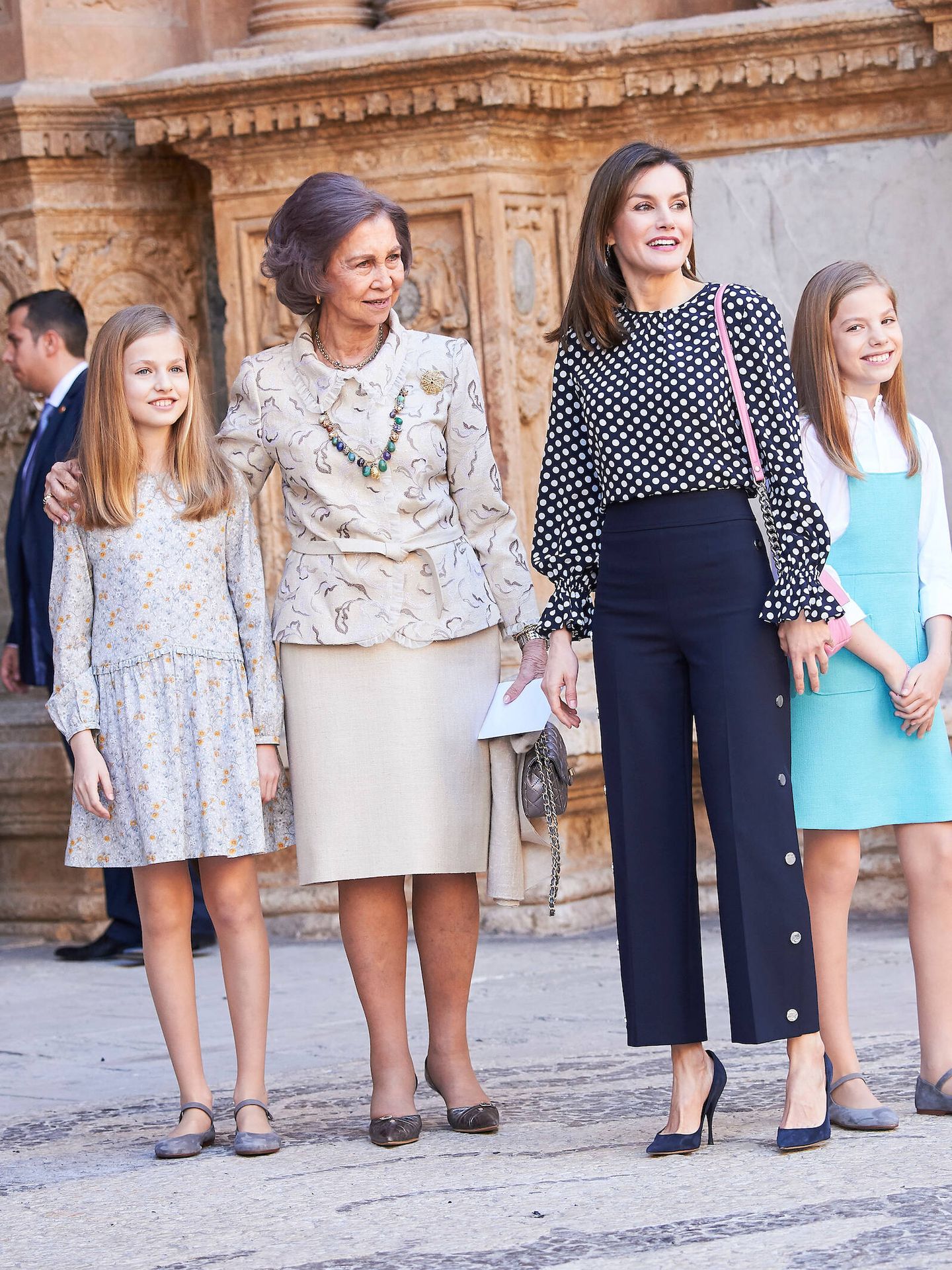 La princesa Leonor, la infanta Sofía, la reina Letizia y la reina Sofía, en la catedral de Palma. (Limited Pictures)