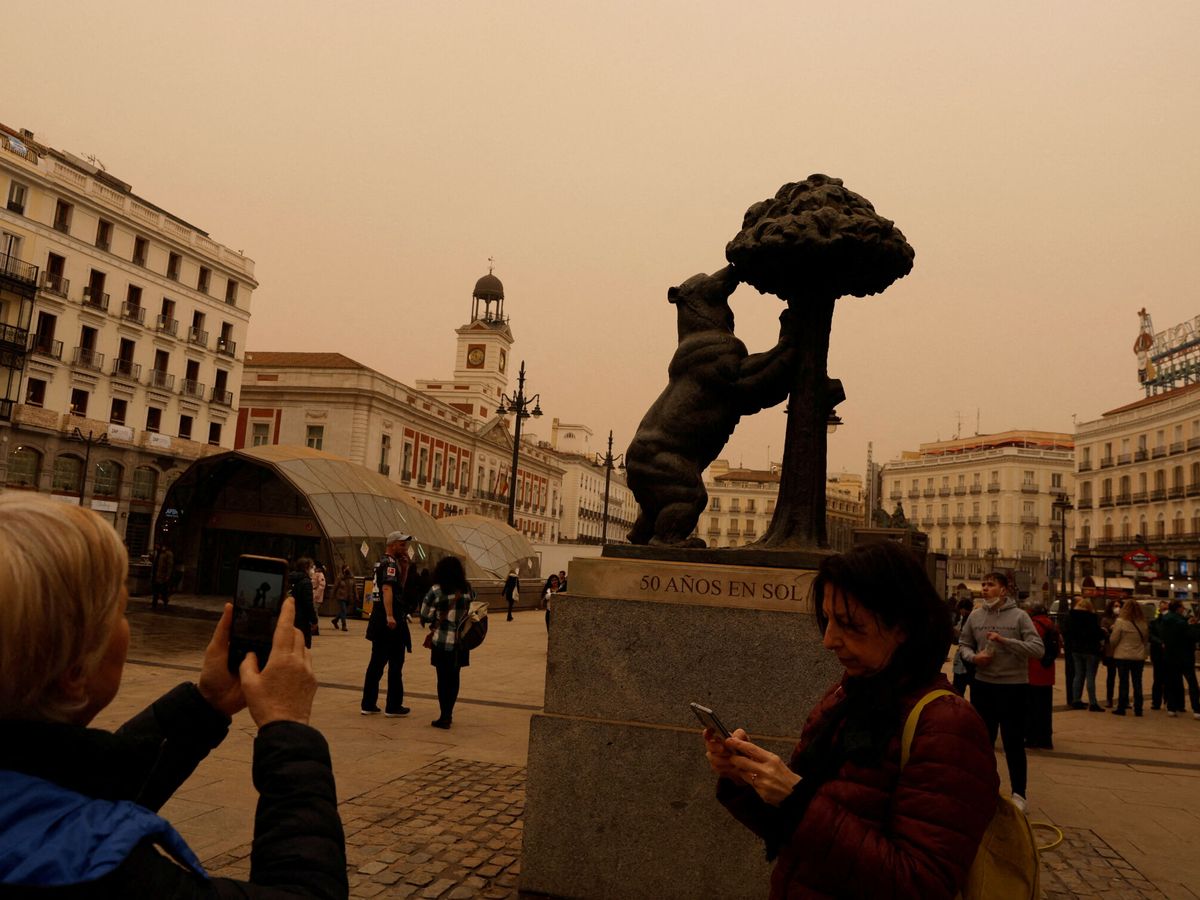 Foto: Los trabajos incluyen el cambio de posición de las estatuas del Oso y el Madroño y la Mariblanca. (REUTERS/Susana Vera)