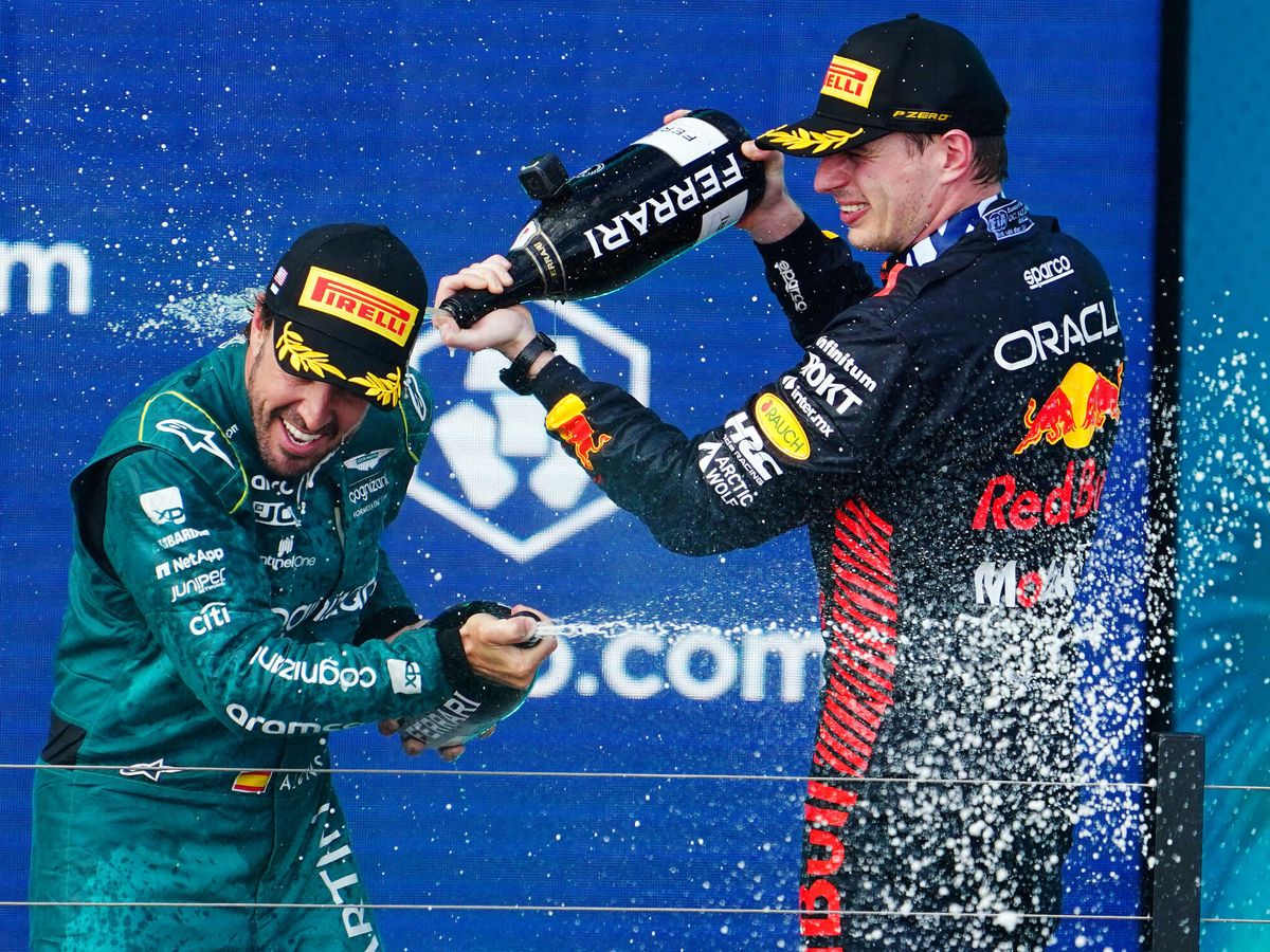 Foto: Verstappen y Alonso, en el podio de Miami. (John David Mercer/USA TODAY Sports).