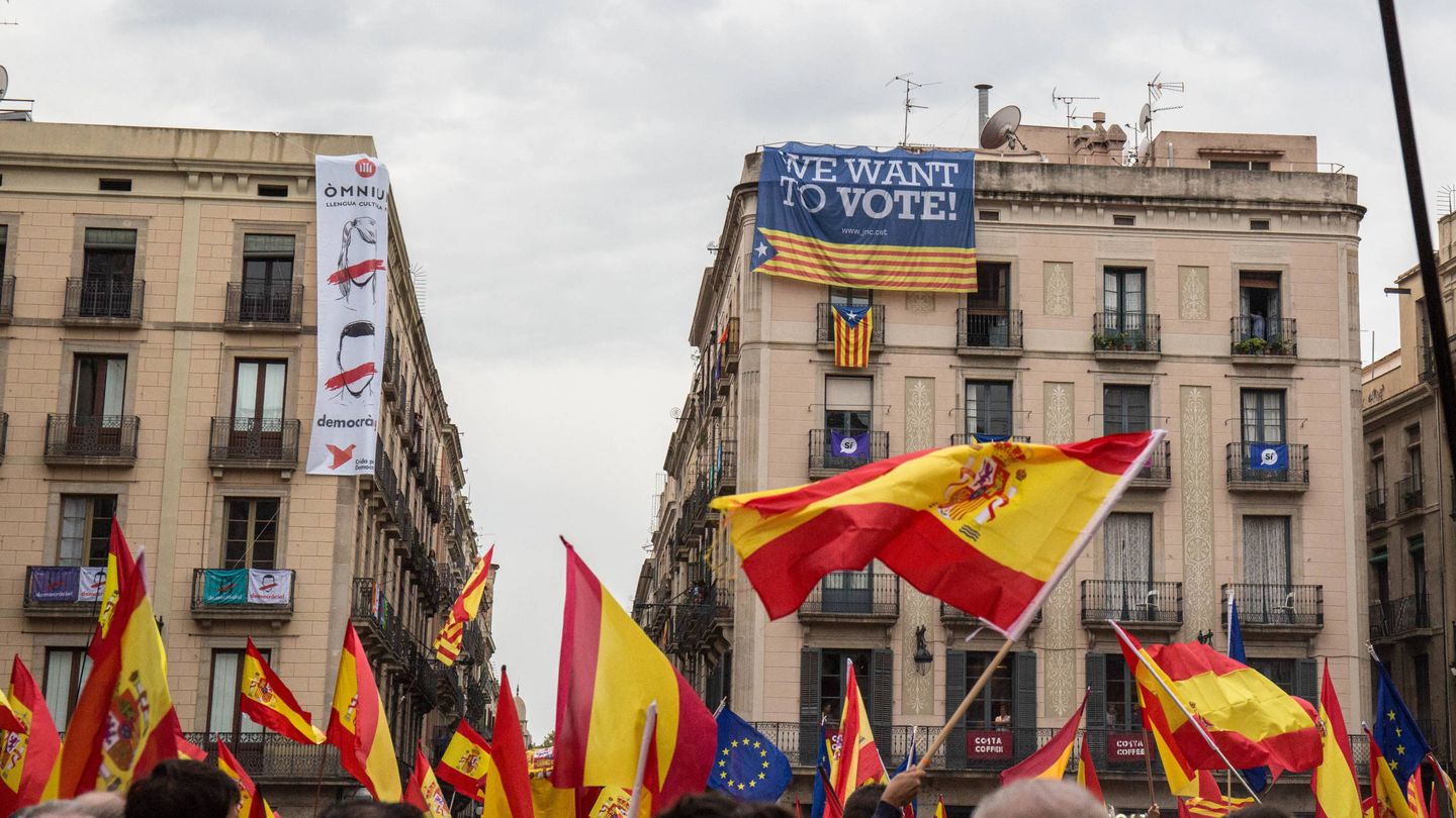 Las banderas de España se mezclan con las pancartas soberanistas de los edificios. (David Brunat) 