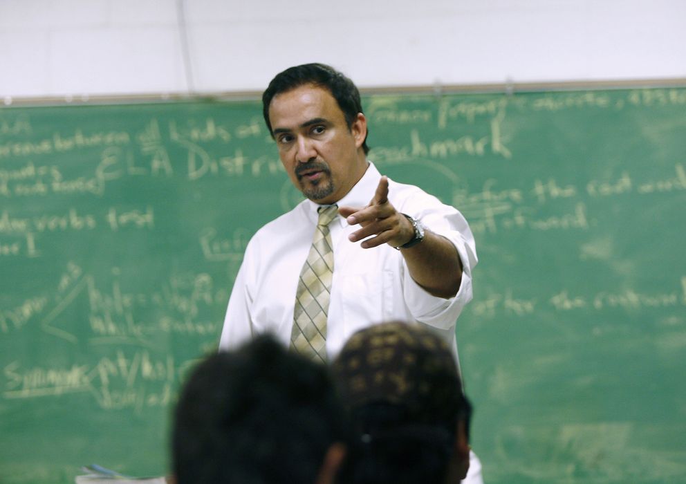 Foto: Un profesor latino enseña inglés a hispanos de Estados Unidos. (Erich Schlegel/Corbis)