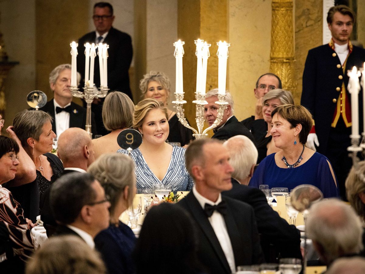 Foto: La princesa Amalia debuta en una cena de gala con sus padres. (EFE/Ramon Van)