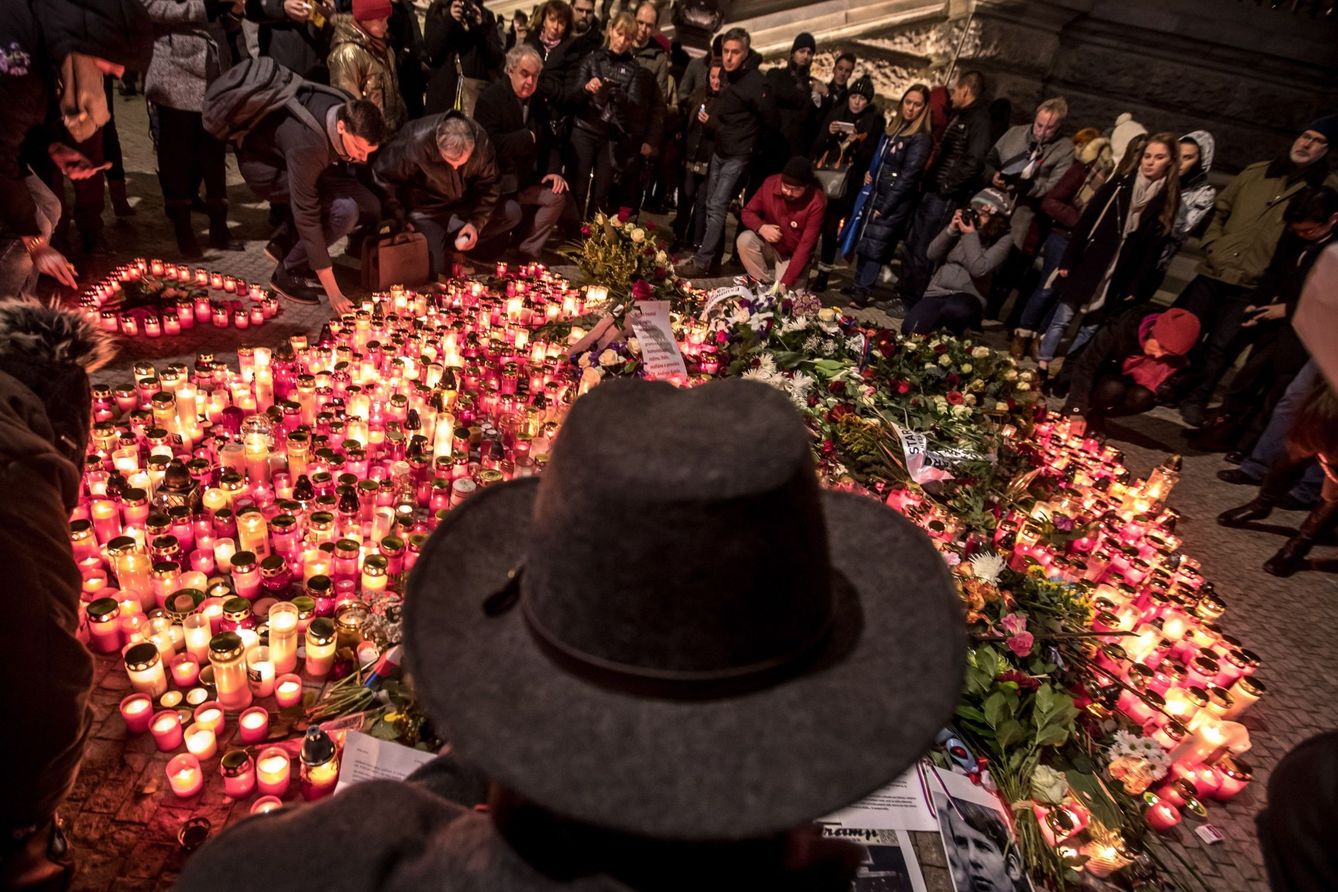 Ciudadanos checos depositan velas y flores en la placa conmemorativa a Jan Palach en el 50 aniversario de su muerte. (EFE)
