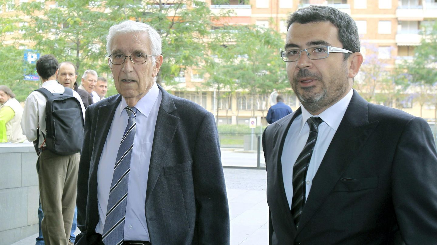El extesorero de CDC Daniel Osácar (i) cuando acudió a declarar en el caso Palau en 2014. (EFE)