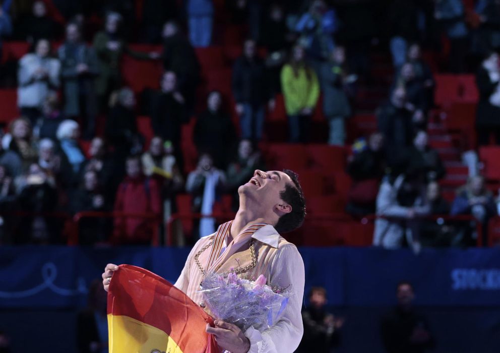Foto: Javier Fernández celebra su tercer título Europeo (AP). 