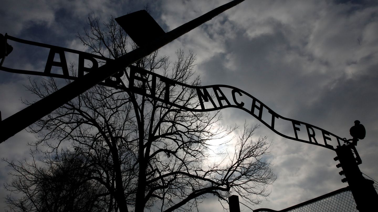 'Arbeit Macht Frei' ('El trabajo os hará libres'), el lema que coronaba las puertas de Auschwitz. (Reuters)