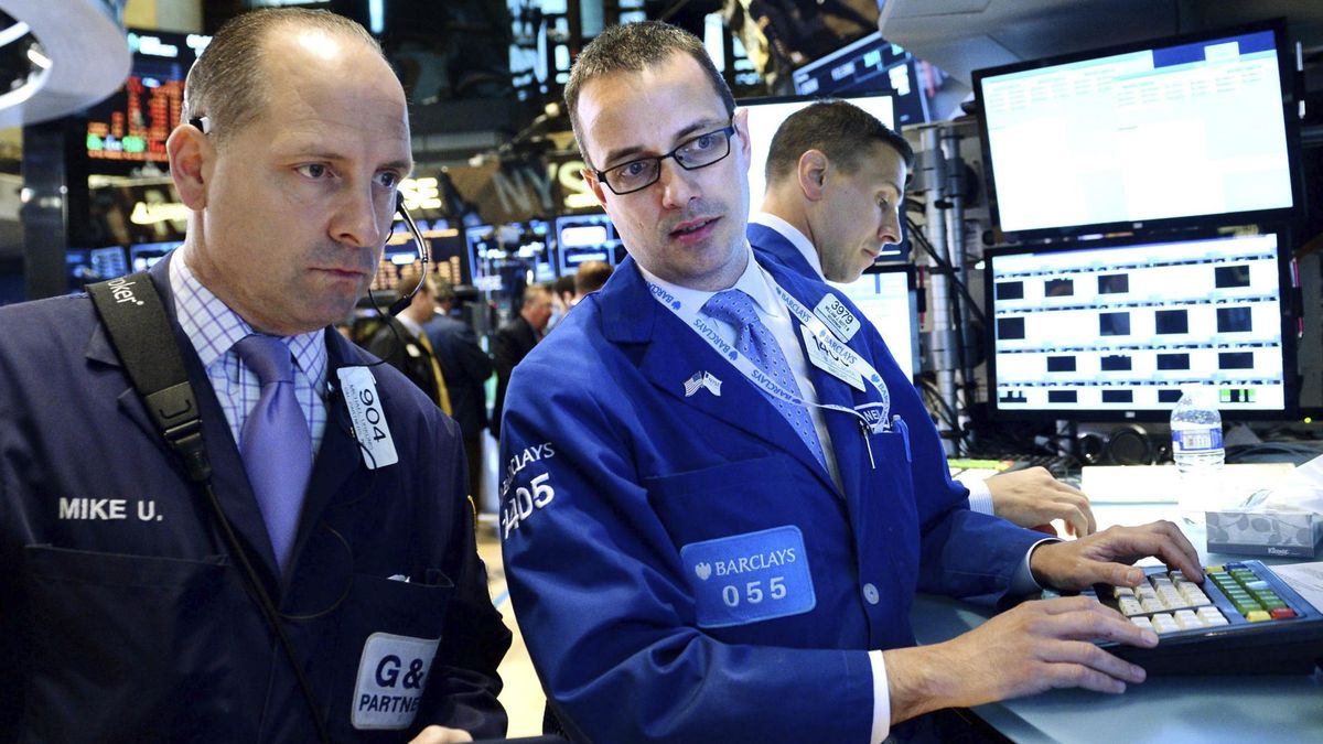 Wall Street sufre un leve pinchazo ante la mejora inesperada de varios indicadores