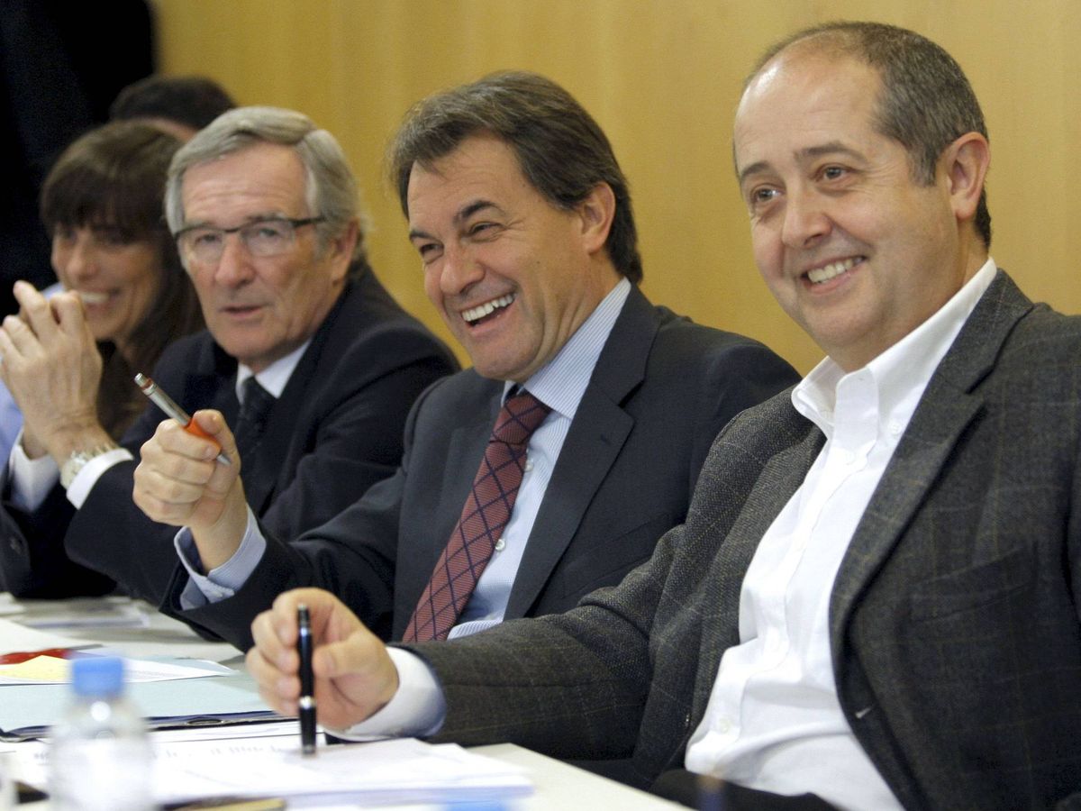 Foto: El entonces secretario general de CDC, Artur Mas (c), el secretario general adjunto, Felip Puig (d) y el exalcalde de Barcelona Xavier Trias (i), en el comité ejecutivo del partido en 2010. (EFE)