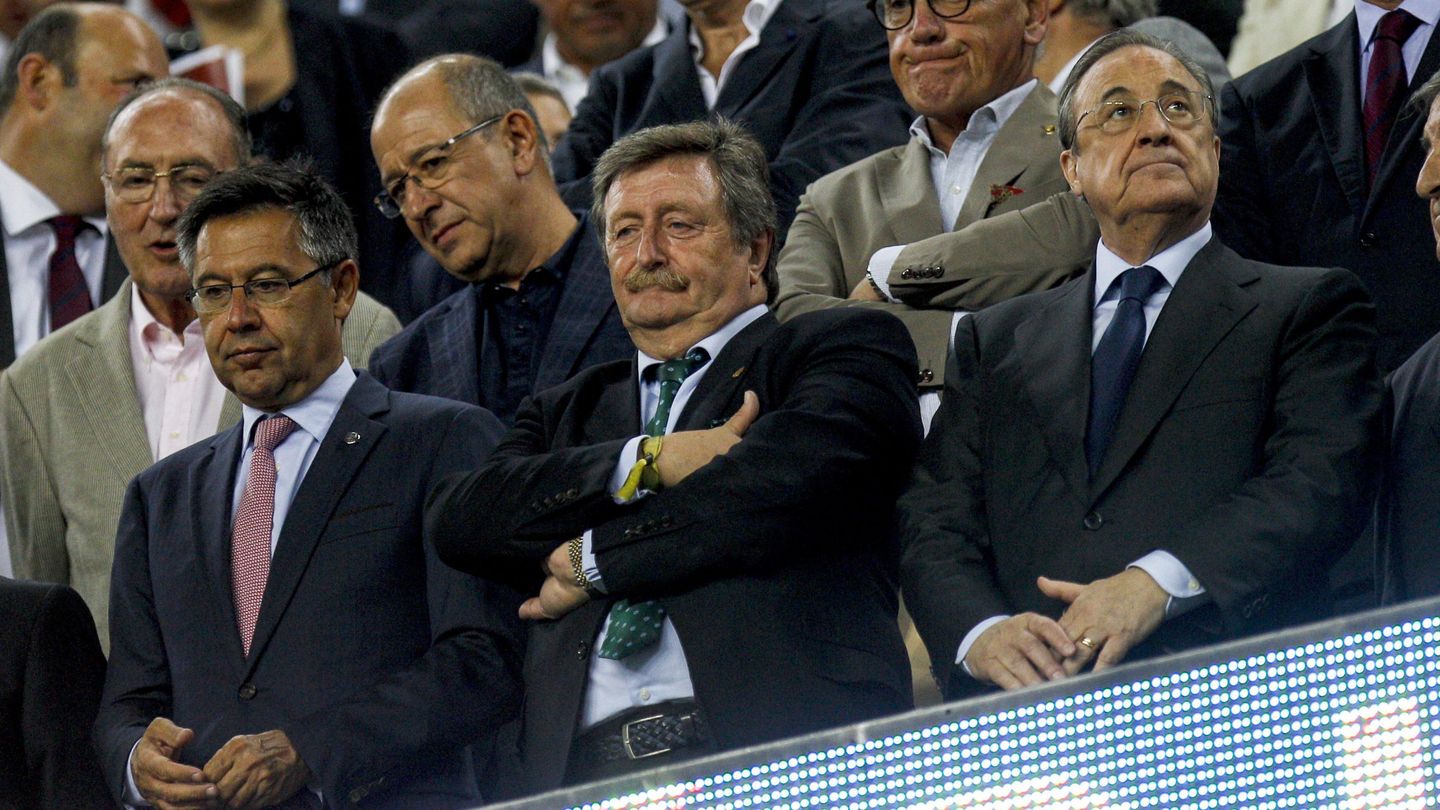 Josep Maria Bartomeu y Florentino Pérez, en el palco del Camp Nou, con el presidente en funciones de la REFF, Juan Luis Larrea, en medio. (EFE)