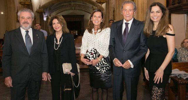 El duque de Sevilla, con Arturo Fernández y su mujer, Carmen Quesada, y Massumeh Abdi y Nasrin Zhiyan. (Nasrin Zhiyan)