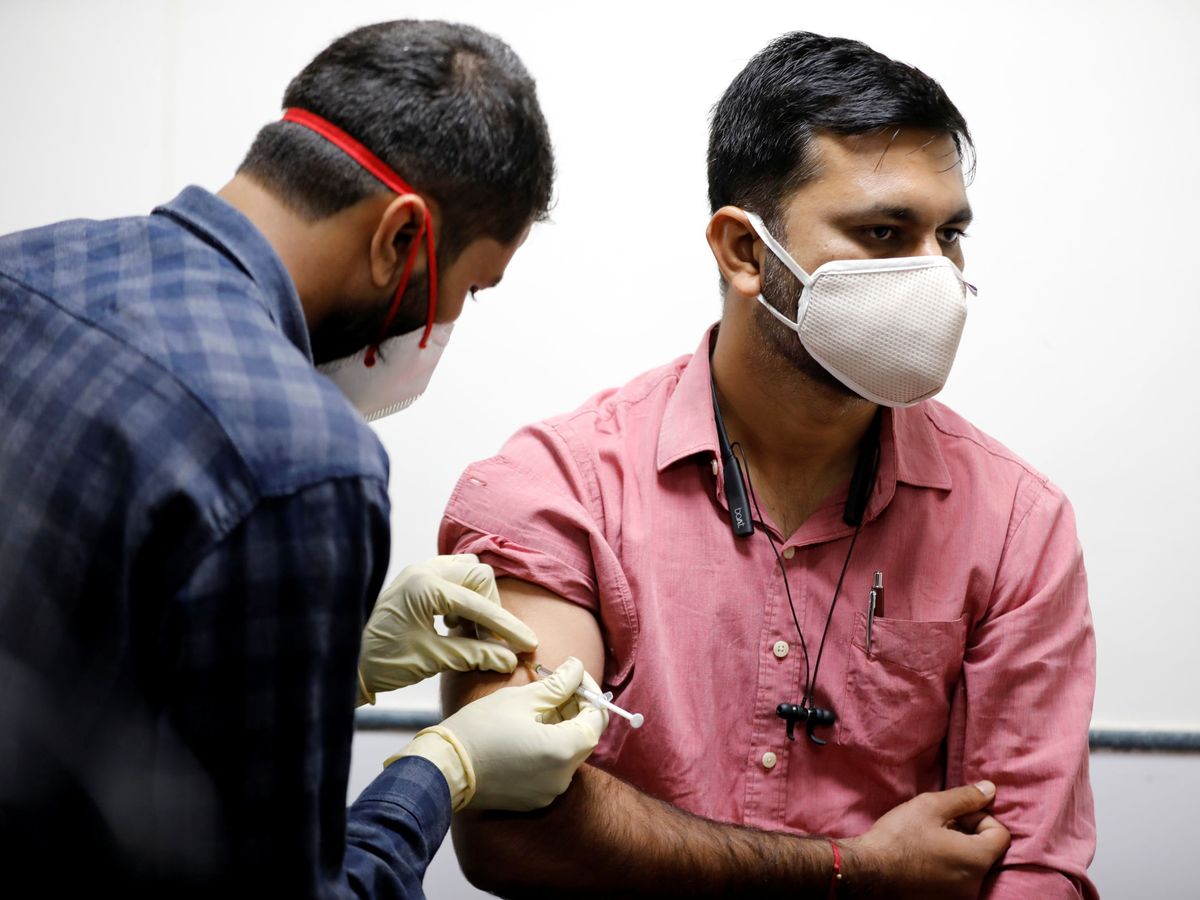 Foto: Administración de una vacuna experimental respaldada por India. (Reuters)