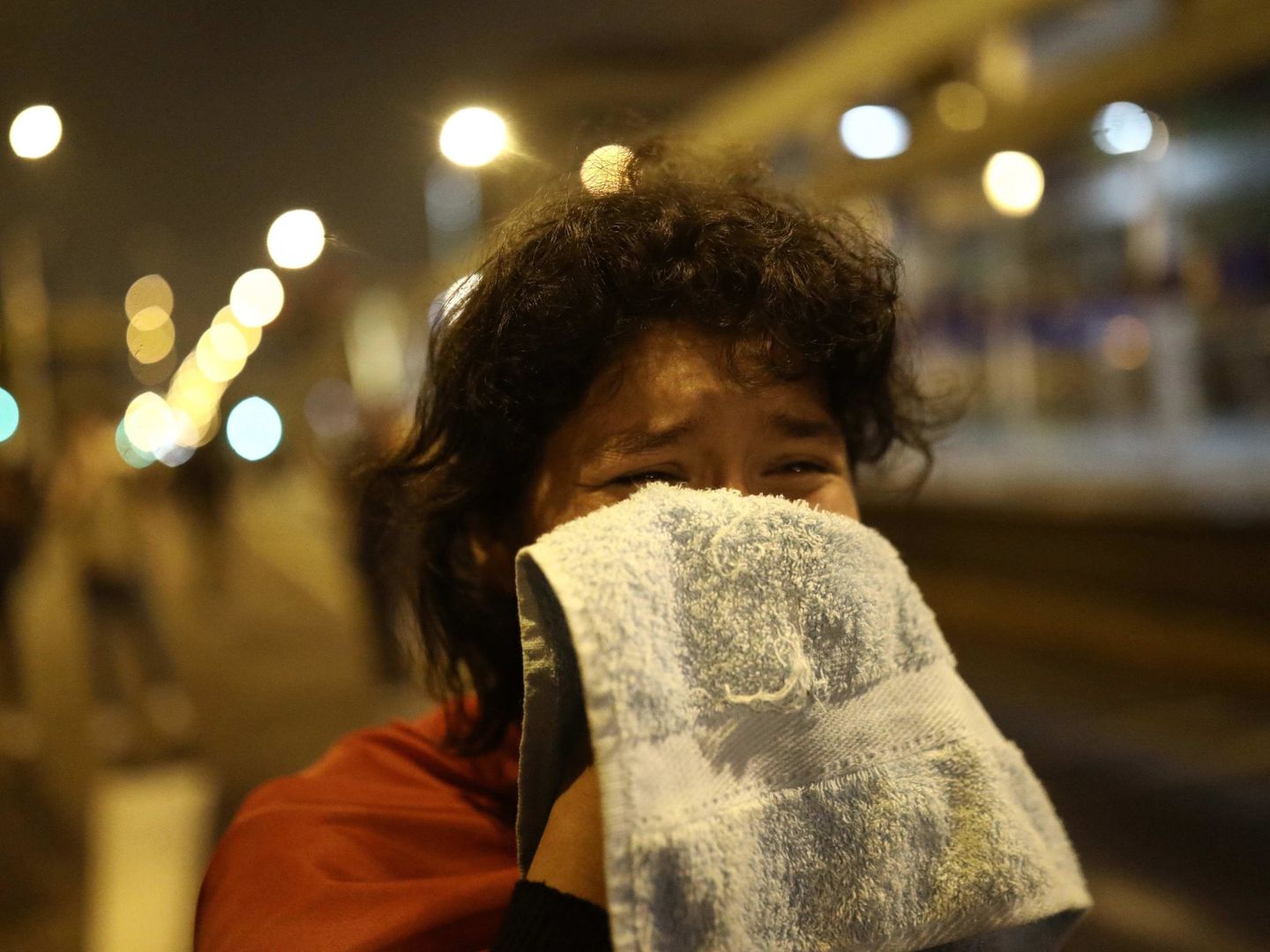 Una manifestante resulta afectada por gases lacrimógenos disparados por la Policía en la Plaza San Martin en Lima durante las protestas de noviembre. (EFE) 