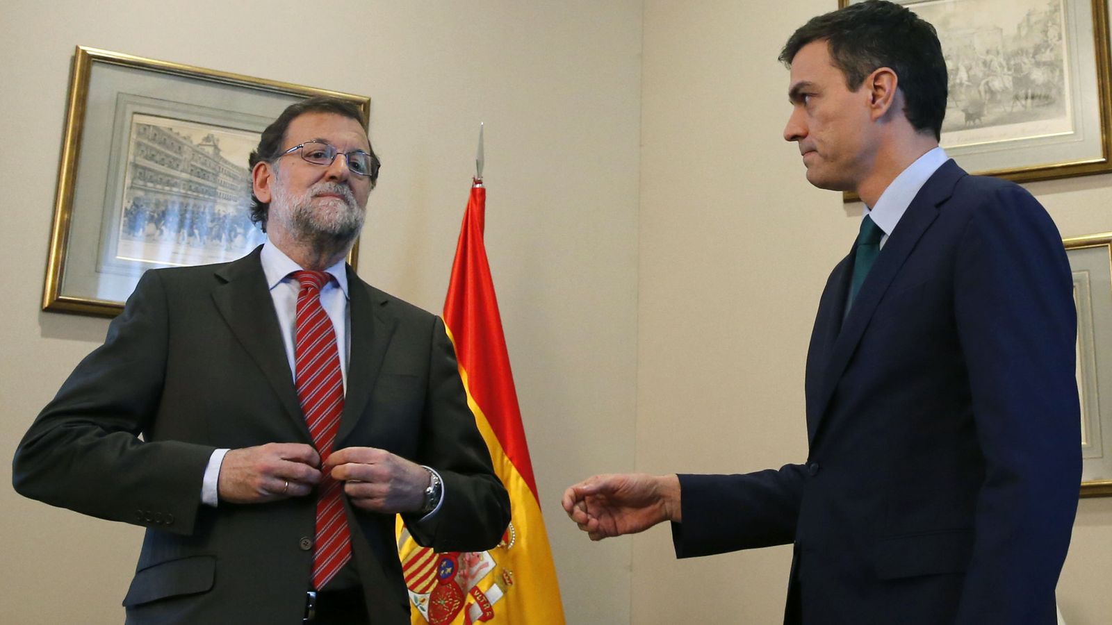 Foto: El presidente del Gobierno en funciones, Mariano Rajoy, junto al secretario general del PSOE, Pedro Sánchez. (EFE)