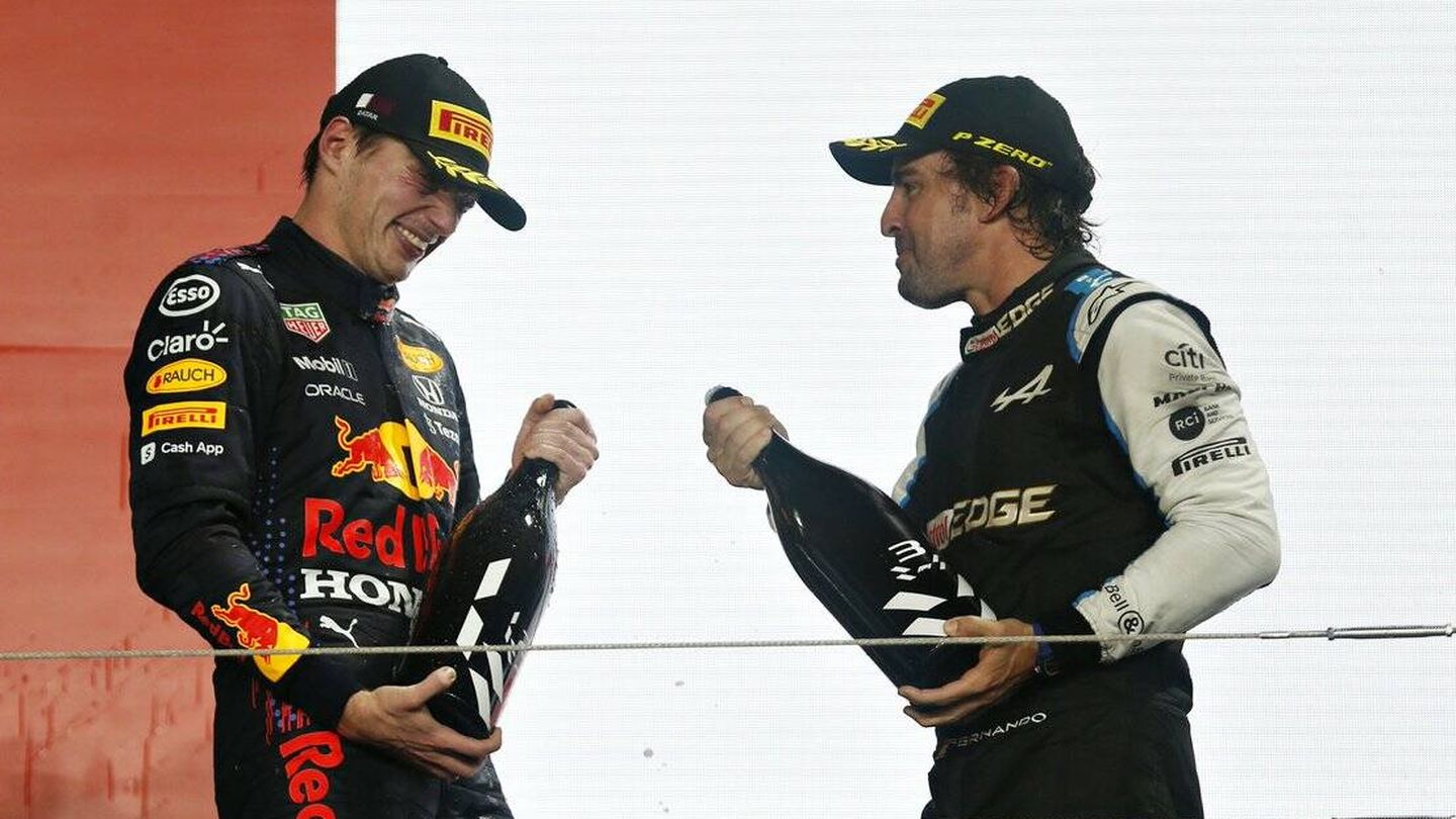 Fernando Alonso y Verstappen, en una imagen de archivo. (REUTERS)