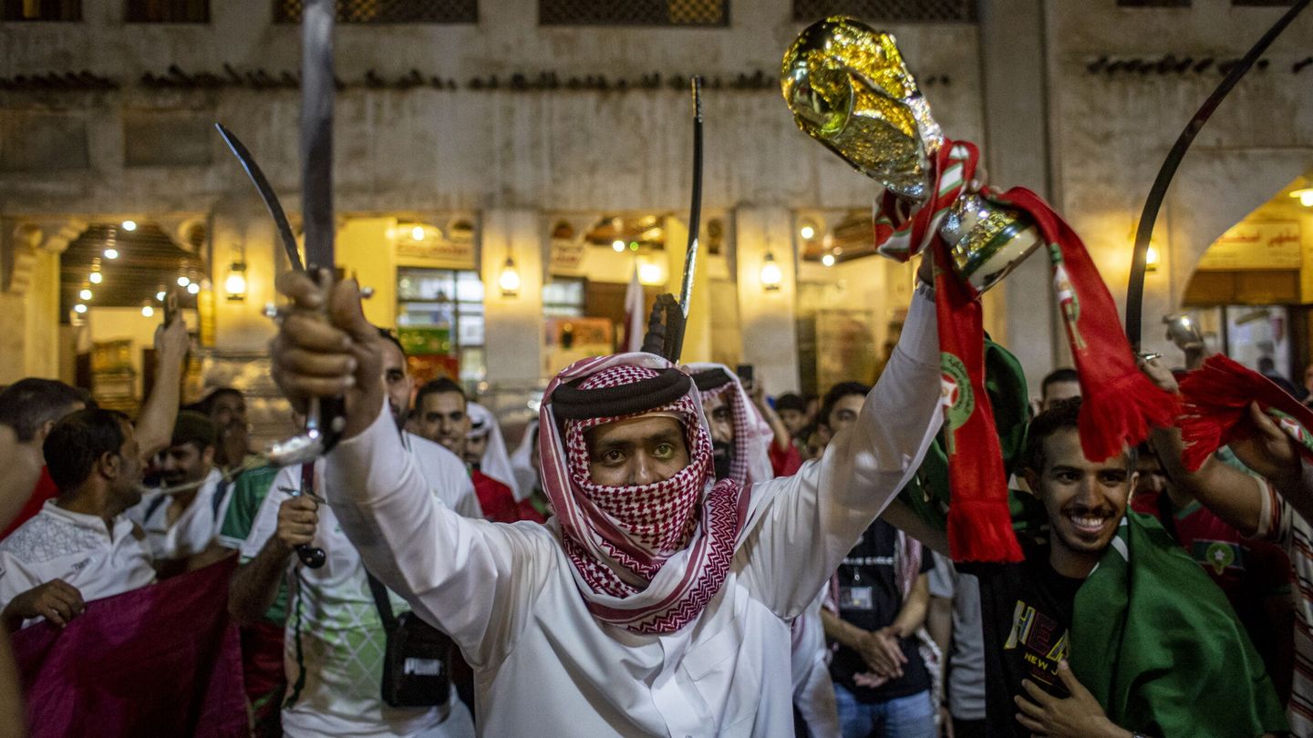 Aficionados marroquíes celebran el éxito en Doha. (EFE/EPA/Martin Divisek)