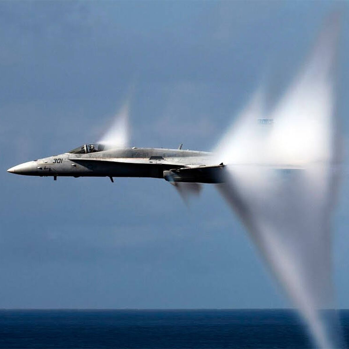 No era una explosión: el impactante ruido de cómo cazas F-16 rompen la  barrera del sonido