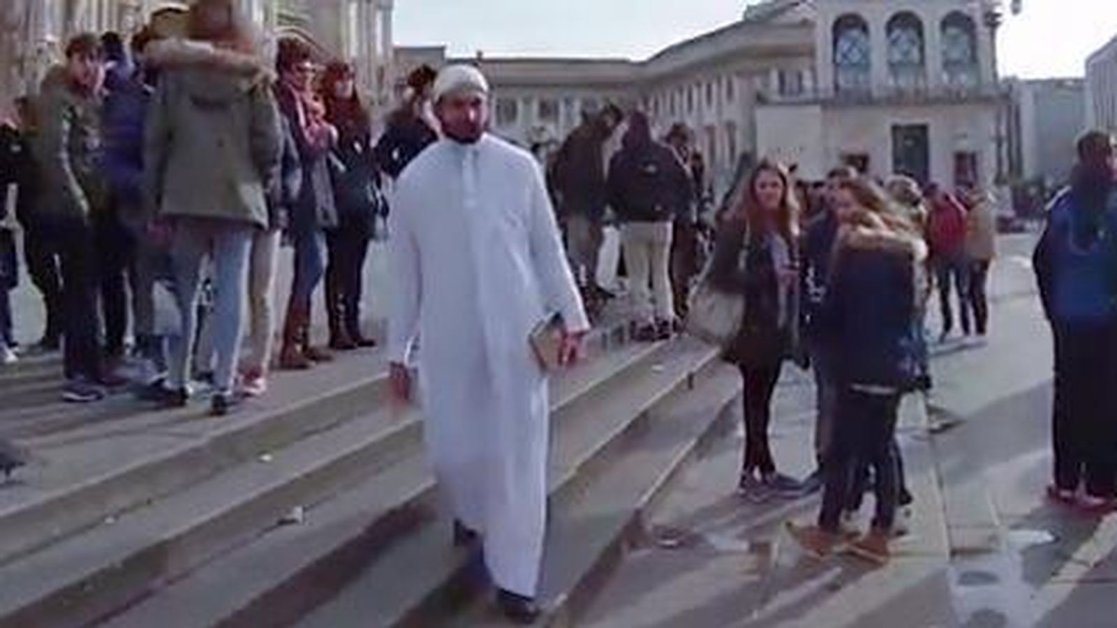 Foto: El musulmán Hamdy Mahisen en la Piazza del Duomo en Milán