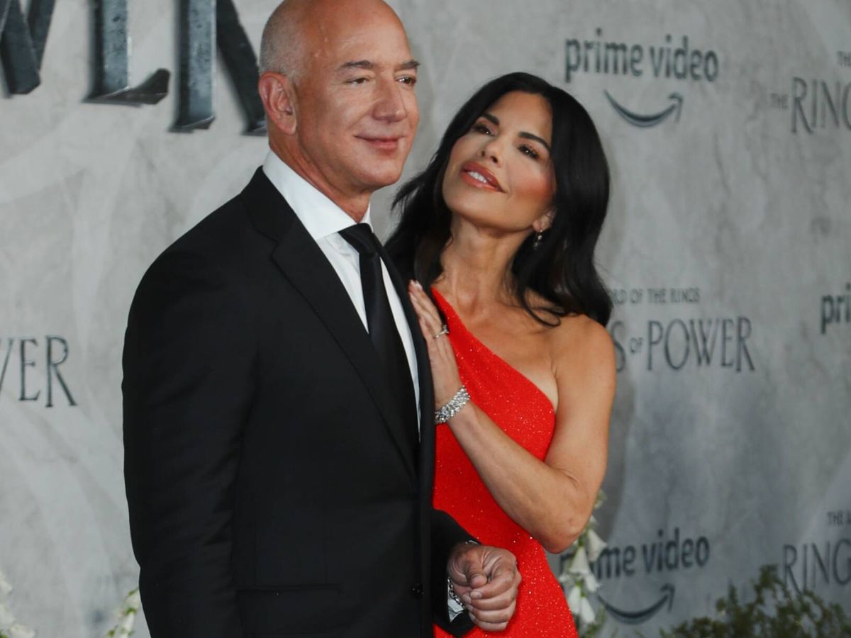 Foto: Jeff Bezos y Lauren Sánchez, en el estreno de 'Los anillos de poder' en Londres. (Gtres)